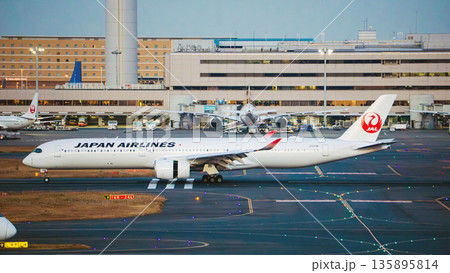 夕方の羽田空港を移動するJALエアバス 夕方の羽田空港を移動するJALエアバス 135895814
