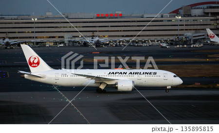 夜の羽田空港を移動するJALエアバス 135895815
