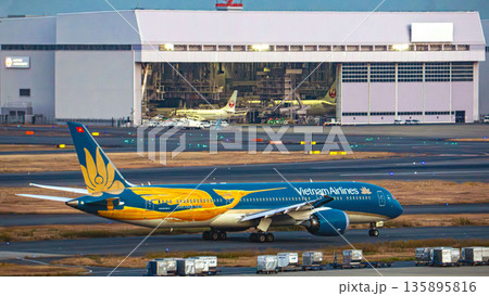 羽田空港のベトナム航空機と整備格納庫 135895816