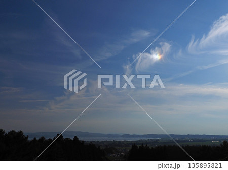 猪苗代湖上空に鮮やかな彩雲が現れた。青空に印象的で綺麗だ。 猪苗代湖上空に鮮やかな彩雲が現れた。青空に印象的で綺麗だ。 135895821