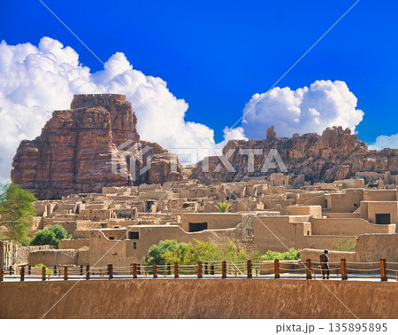 アル・ウラのオールドタウンの美しい景観 135895895