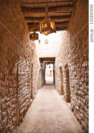 アル・ウラのオールドタウンの美しい景観 アル・ウラのオールドタウンの美しい景観 135895899