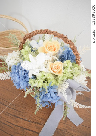 黄色いバラのバスケットアレンジ 黄色いバラのバスケットアレンジ 135895920