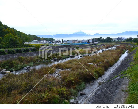 河川から見える富士山と雲海 135895943