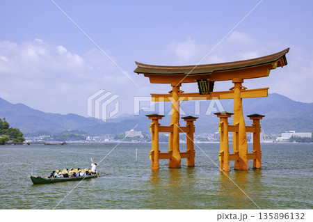 日本三景のひとつである嚴島神社の大鳥居（広島県廿日市市宮島町） 135896132