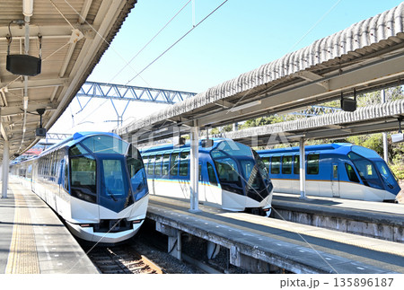 賢島駅で3本並ぶ近鉄観光特急「しまかぜ」 賢島駅で3本並ぶ近鉄観光特急「しまかぜ」 135896187