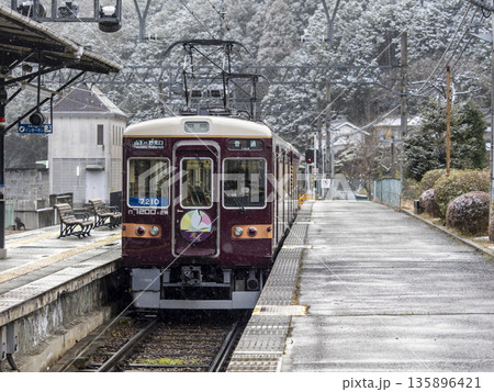 冬の能勢電鉄妙見線妙見口駅に入線する7200系電車 135896421