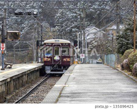 冬の能勢電鉄妙見線妙見口駅に入線する7200系電車 135896425