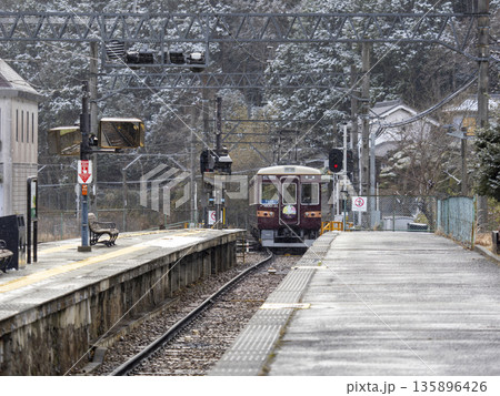 冬の能勢電鉄妙見線妙見口駅に入線する7200系電車 冬の能勢電鉄妙見線妙見口駅に入線する7200系電車 135896426