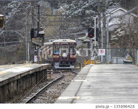 冬の能勢電鉄妙見線妙見口駅に入線する7200系電車 冬の能勢電鉄妙見線妙見口駅に入線する7200系電車 135896428