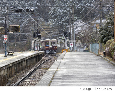 冬の能勢電鉄妙見線妙見口駅に入線する7200系電車 135896429