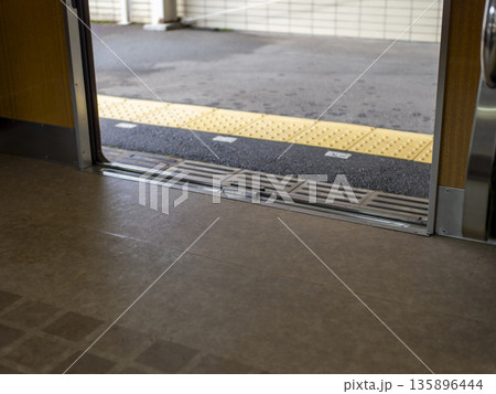 開いた電車の扉と駅のホーム 135896444