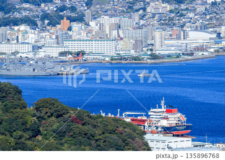 展海峰展望台から佐世保湾越しに市街地を眺望 135896768