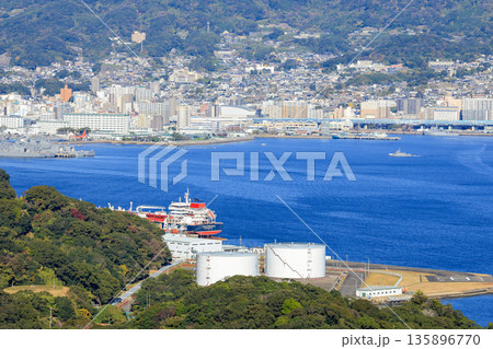 展海峰展望台から佐世保湾越しに市街地を眺望 135896770