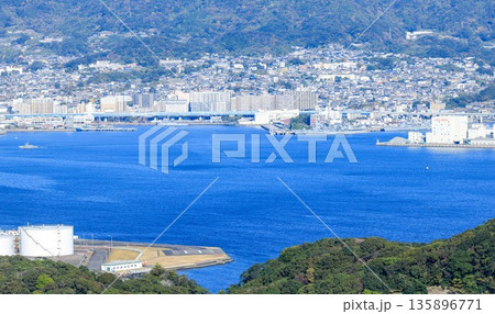展海峰展望台から佐世保湾越しに市街地を眺望 135896771