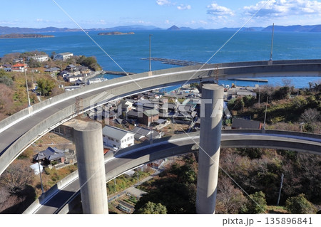瀬戸大橋上の岩黒島バス停から見下ろす町並みとループ橋 瀬戸大橋上の岩黒島バス停から見下ろす町並みとループ橋 135896841