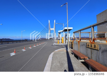 瀬戸中央自動車道（瀬戸大橋）上の岩黒島バス停とIC（香川県坂出市） 135896846