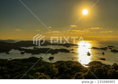 長崎県佐世保市　ラストサムライのロケ地石岳展望台から夕景の九十九島の島々を眺望 135896905