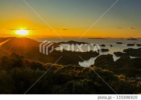長崎県佐世保市 ラストサムライのロケ地石岳展望台から夕景の九十九島の島々を眺望 長崎県佐世保市 ラストサムライのロケ地石岳展望台から夕景の九十九島の島々を眺望 135896920