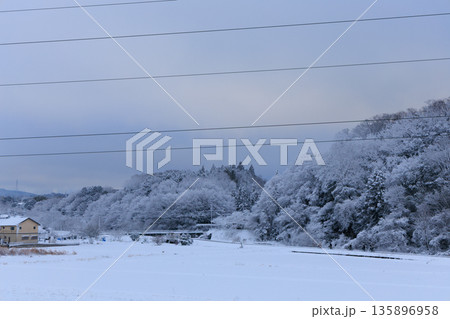 雪に覆われた里山の住宅地とバイク通勤 冬の地方暮らし 雪に覆われた里山の住宅地とバイク通勤 冬の地方暮らし 135896958