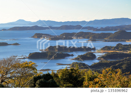 長崎県佐世保市 ラストサムライのロケ地石岳展望台から九十九島の島々を眺望 長崎県佐世保市 ラストサムライのロケ地石岳展望台から九十九島の島々を眺望 135896962