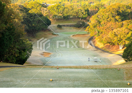 九州長崎市　オーシャンパレスゴルフクラブの凍てつく朝　一番スタート 135897101