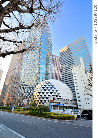 東京 新宿駅西口　モード学園コクーンタワー 135897120