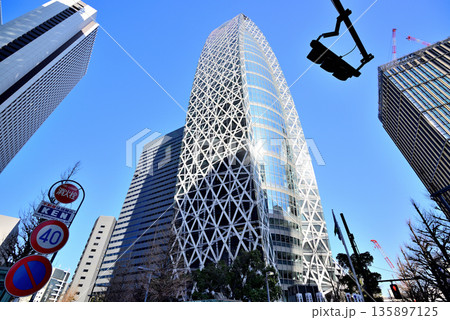 東京 新宿駅西口　モード学園コクーンタワー 135897125