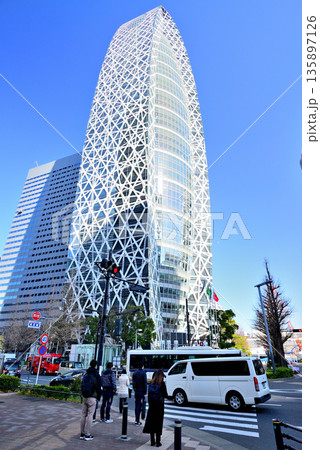 東京 新宿駅西口　モード学園コクーンタワー 135897126