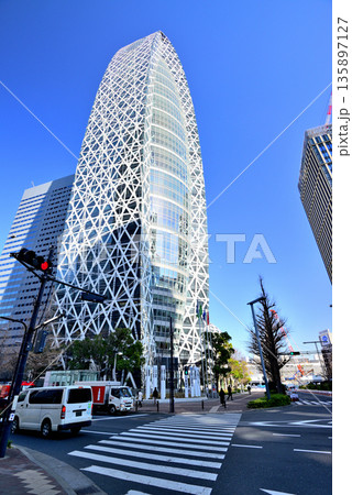東京 新宿駅西口　モード学園コクーンタワー 135897127