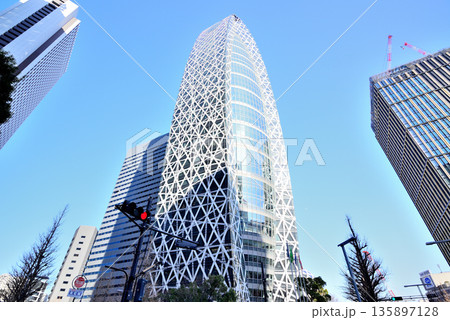 東京 新宿駅西口　モード学園コクーンタワー 135897128