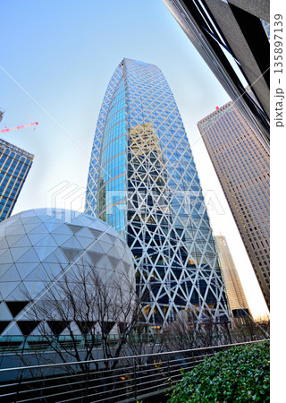 東京 新宿駅西口　モード学園コクーンタワー 135897139