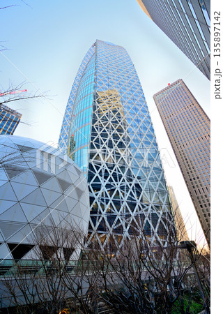 東京 新宿駅西口 モード学園コクーンタワー 東京 新宿駅西口 モード学園コクーンタワー 135897142