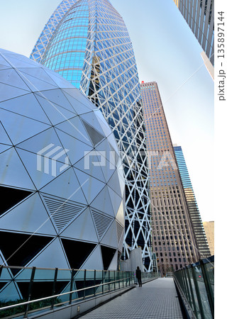 東京 新宿駅西口　モード学園コクーンタワー 135897144