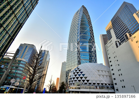 東京 新宿駅西口　モード学園コクーンタワー 135897166