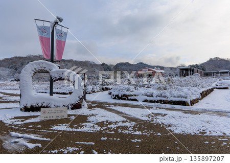 岐阜ワールドローズガーデンの雪化粧ウェルコムゲート 冬の公園入口 岐阜ワールドローズガーデンの雪化粧ウェルコムゲート 冬の公園入口 135897207