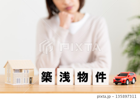 築浅物件のブロックと悩むミドル女性 築浅物件のブロックと悩むミドル女性 135897311