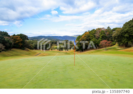 九州　長崎市　オーシャンパレスゴルフクラブ9番ロングホールグリーン 135897740