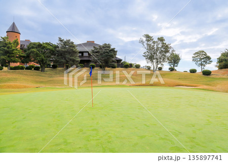 九州　長崎市　オーシャンパレスゴルフクラブ9番ロングホールグリーン 135897741