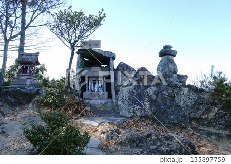 埼玉県：石尊山／祠がある山頂の風景【外秩父七峰縦走ハイキングコース】小川町 135897759