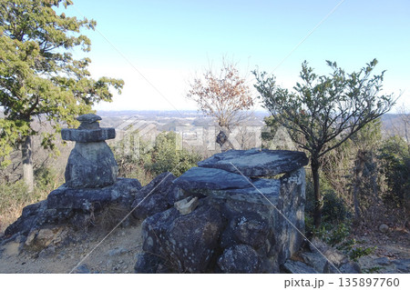 埼玉県：石尊山／地平線を背景に祠がある山頂【外秩父七峰縦走ハイキングコース】小川町 135897760