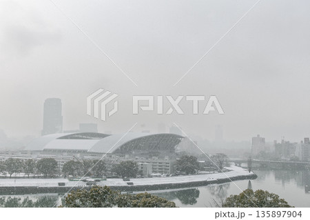 大雪の見舞われた広島市 135897904