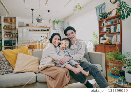 リビングでくつろぐ家族 135899039