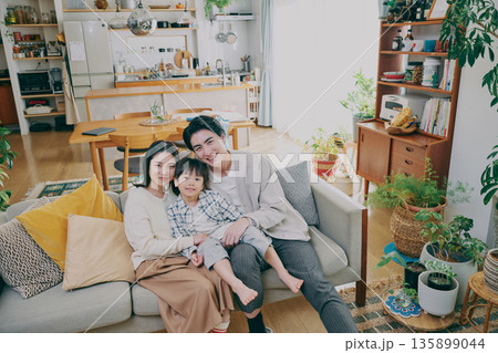 リビングでくつろぐ家族 135899044