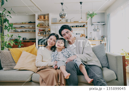 リビングでくつろぐ家族 135899045