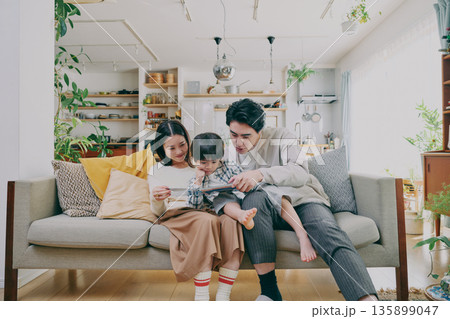 リビングでくつろぐ家族 135899047