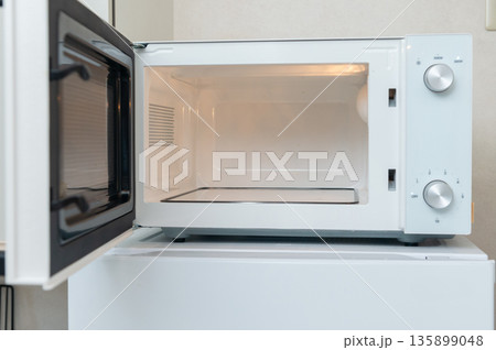 扉を開けた電子レンジの内部風景 扉を開けた電子レンジの内部風景 135899048