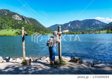 Hiking trail around Lake Schliersee in the bavarian alps at Schl Hiking trail around Lake Schliersee in the bavarian alps at Schl 135899084