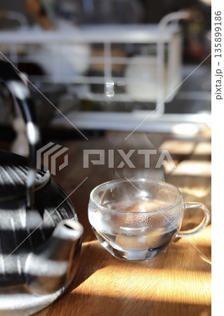 キッチンに置いた朝一番で飲むために鉄瓶で淹れた白湯 135899186
