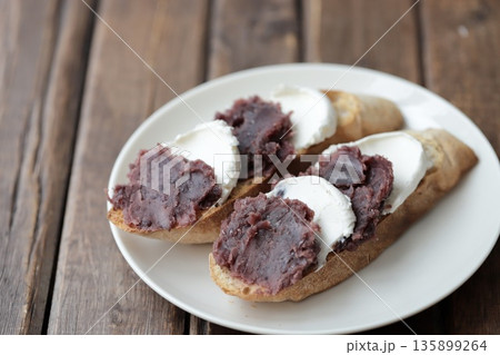 全粒粉のリュスティックで作った餡子クリームチーズのオープンサンド 135899264